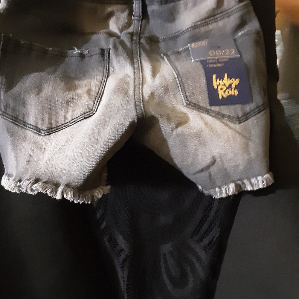 Shorts - Picture 2 of 3